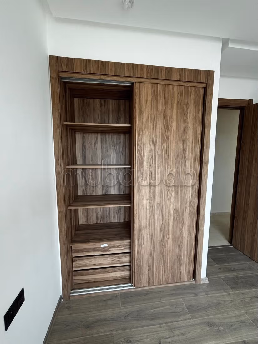 Rent this apartment in Charf. 6 large rooms. Swimming pool and concierge service