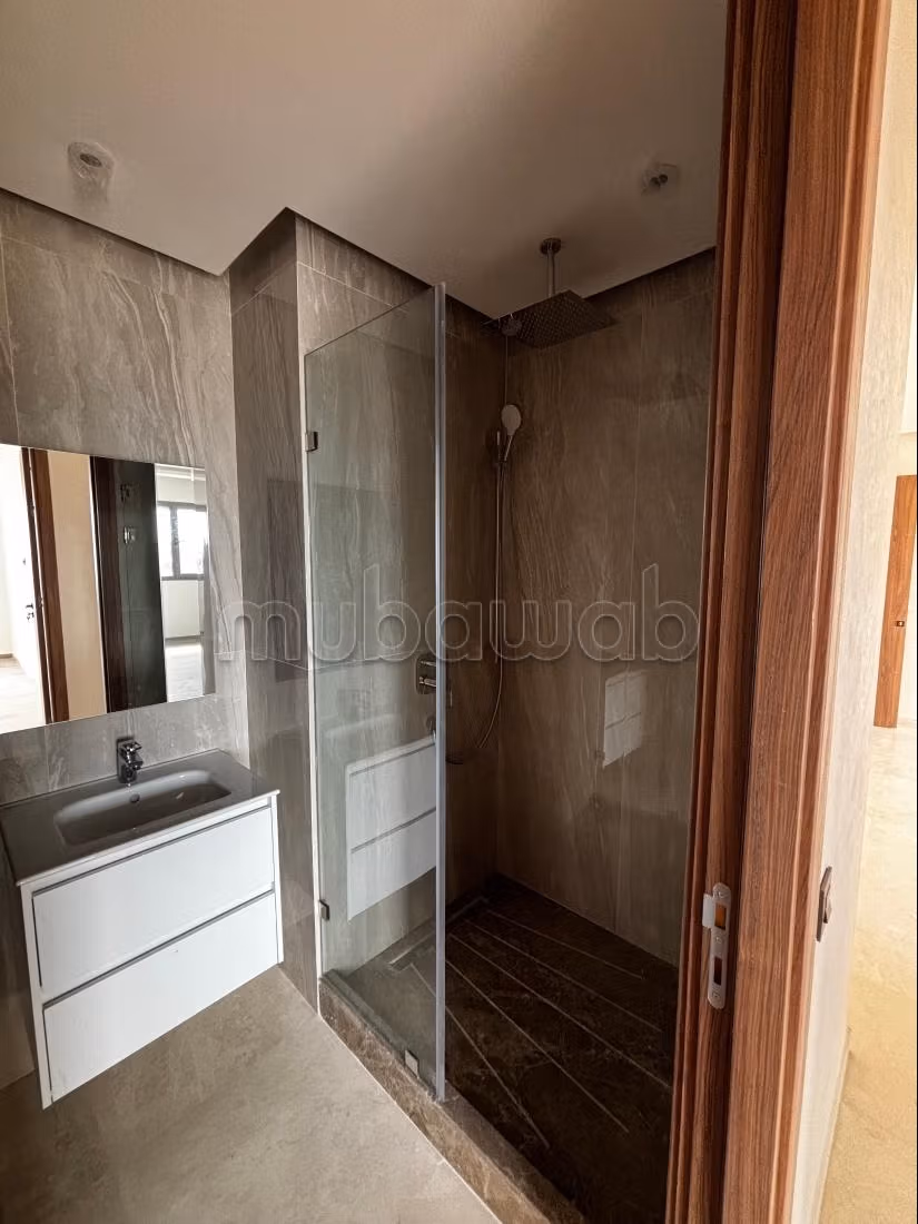Rent this apartment in Charf. 6 large rooms. Swimming pool and concierge service