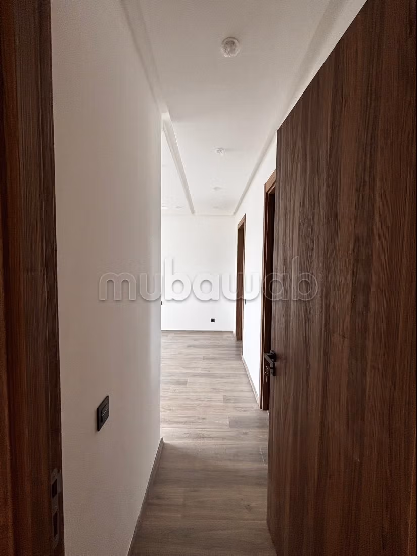 Rent this apartment in Charf. 6 large rooms. Swimming pool and concierge service