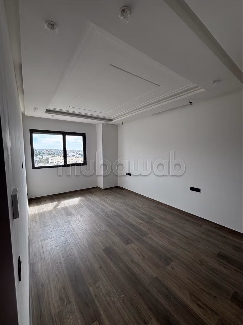 Rent this apartment in Charf. 6 large rooms. Swimming pool and concierge service