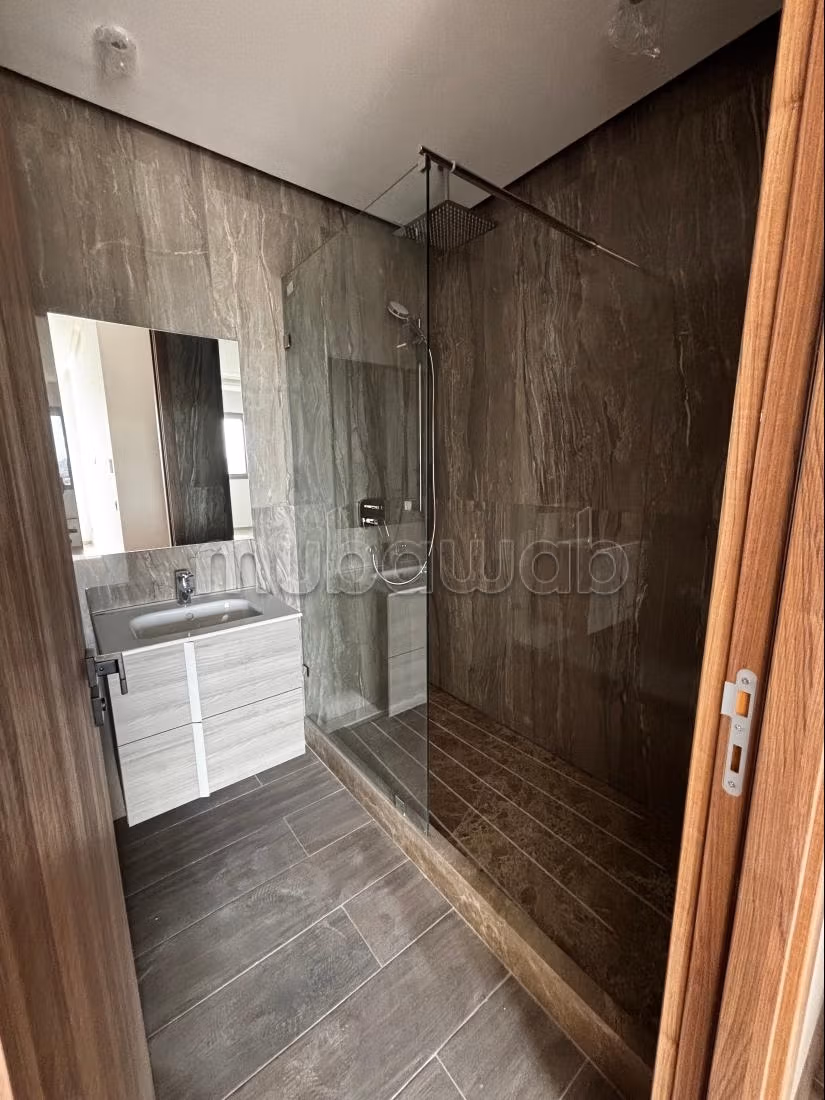 Rent this apartment in Charf. 6 large rooms. Swimming pool and concierge service