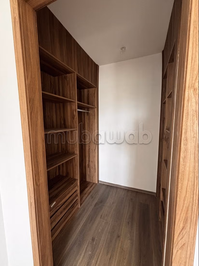 Rent this apartment in Charf. 6 large rooms. Swimming pool and concierge service