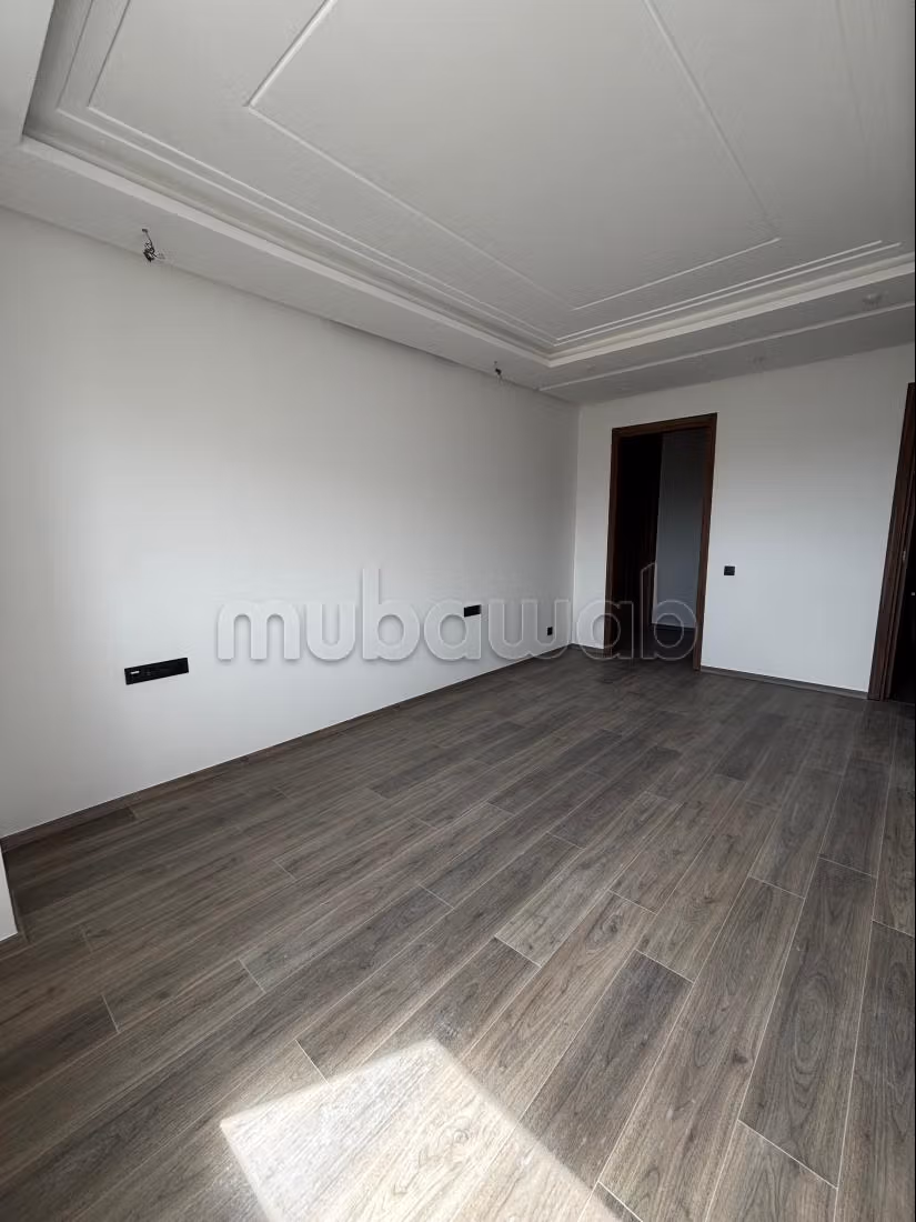 Rent this apartment in Charf. 6 large rooms. Swimming pool and concierge service