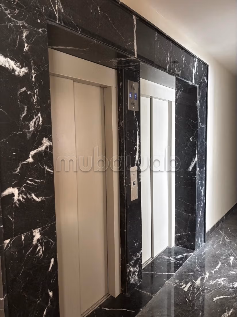 Rent this apartment in Charf. 6 large rooms. Swimming pool and concierge service