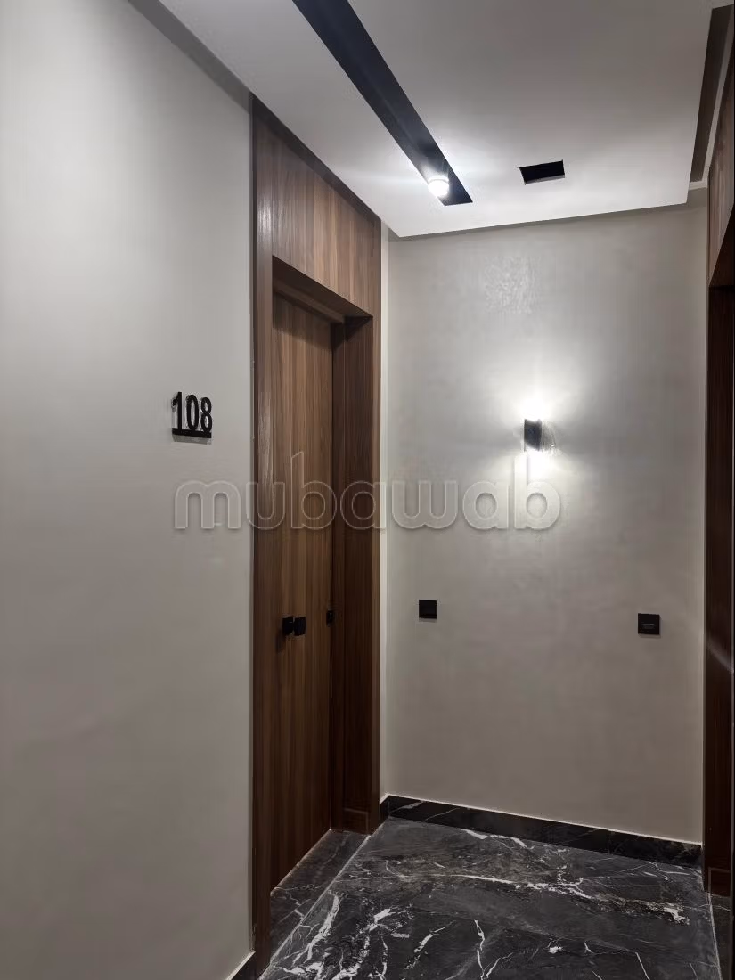 Rent this apartment in Charf. 6 large rooms. Swimming pool and concierge service