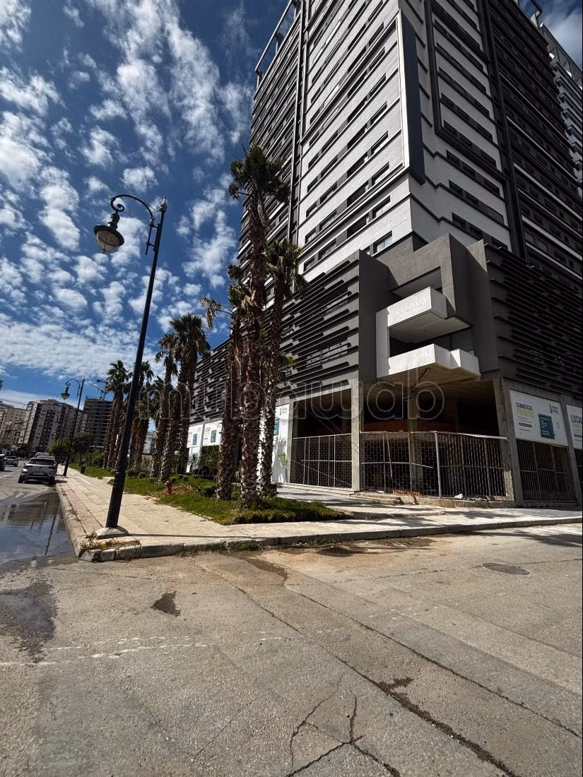 Rent this apartment in Charf. 6 large rooms. Swimming pool and concierge service