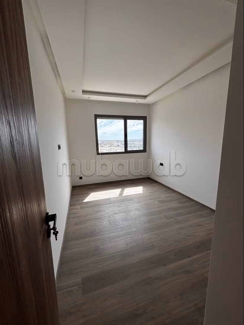 Rent this apartment in Charf. 6 large rooms. Swimming pool and concierge service