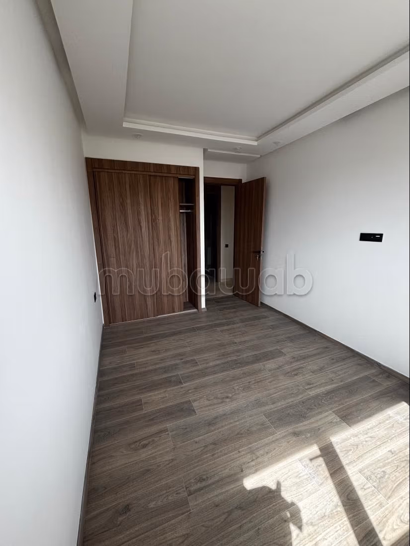 Rent this apartment in Charf. 6 large rooms. Swimming pool and concierge service