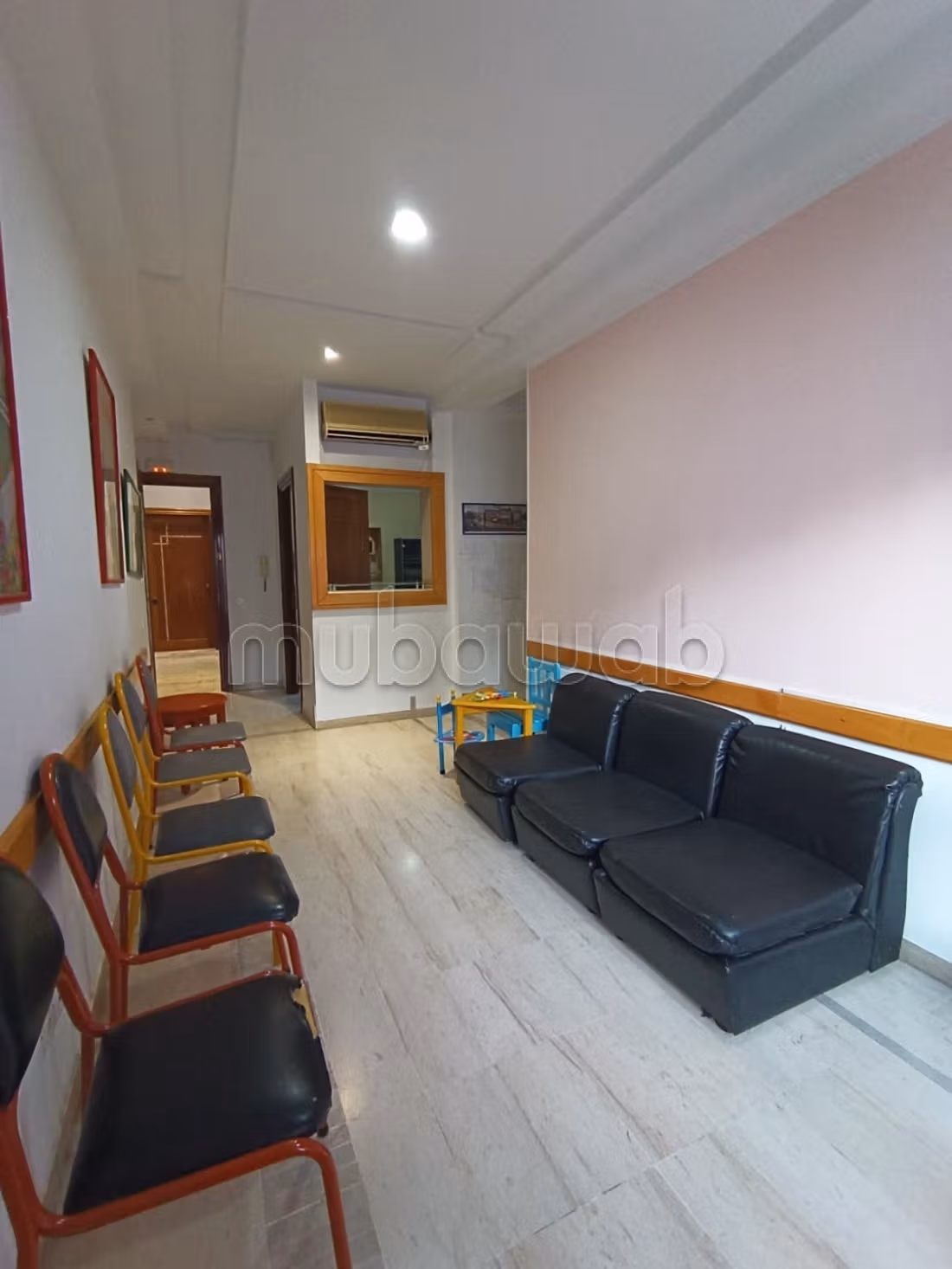 Location de bureaux à La Fayette. Surface totale 90 m². Porte blindée et résidence sécurisée