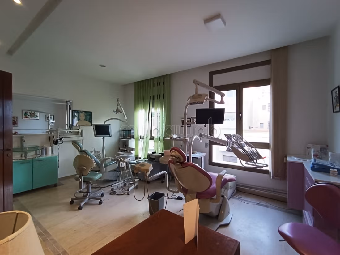 Location de bureaux à La Fayette. Surface totale 90 m². Porte blindée et résidence sécurisée