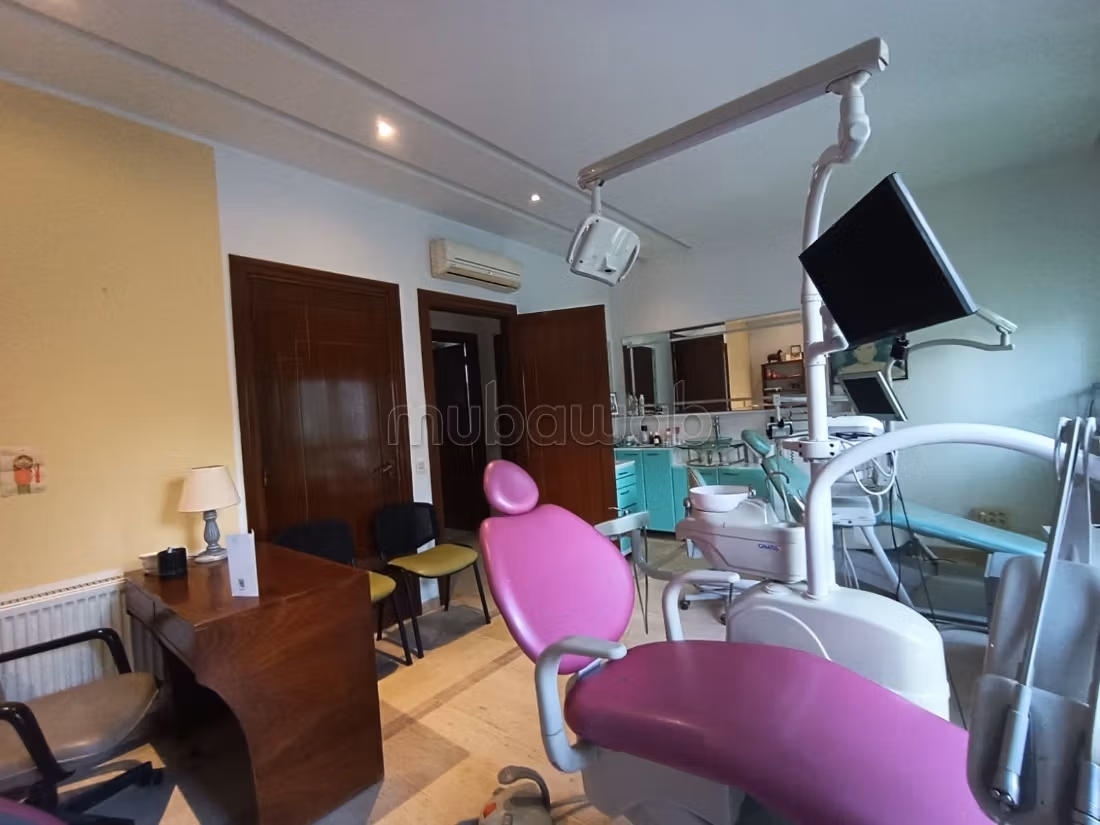 Location de bureaux à La Fayette. Surface totale 90 m². Porte blindée et résidence sécurisée