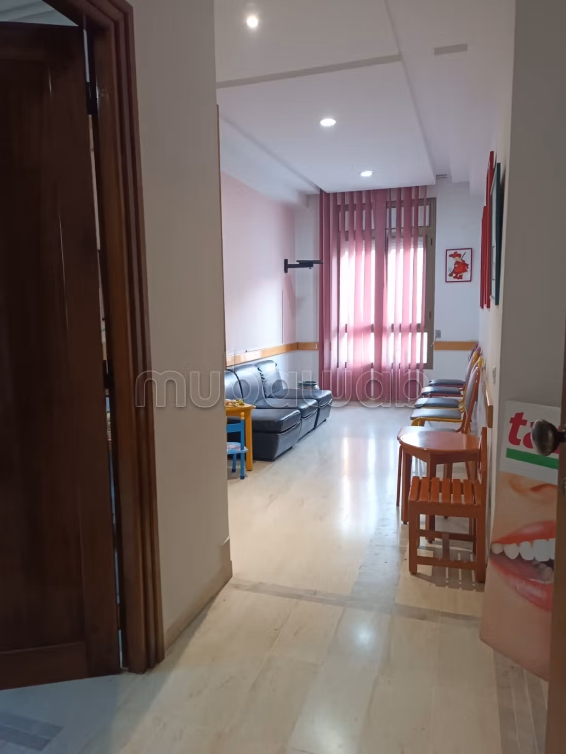 Location de bureaux à La Fayette. Surface totale 90 m². Porte blindée et résidence sécurisée