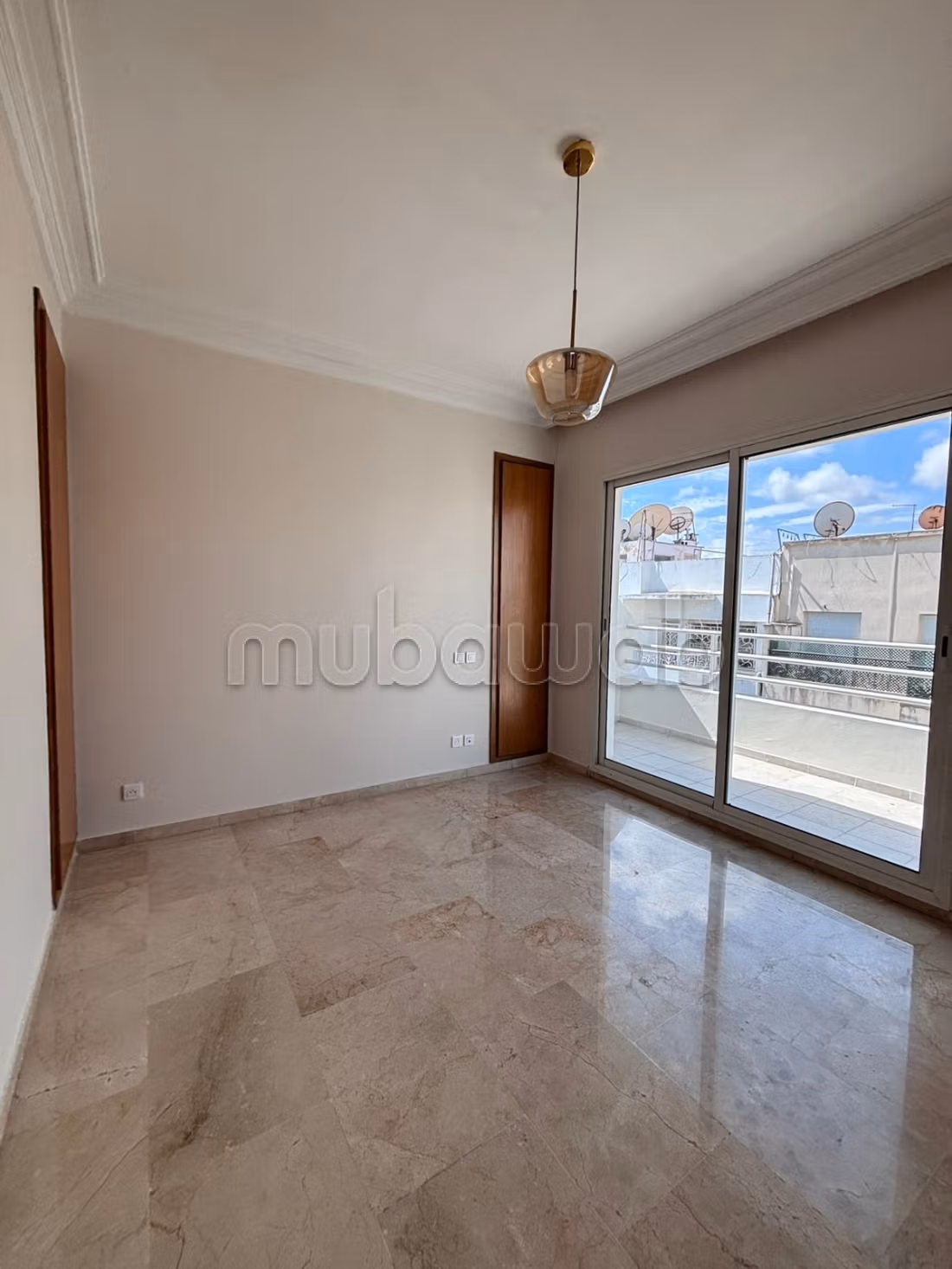 Very nice apartment for rent in Racine. 3 pleasant bedrooms. Central heating and security door.
