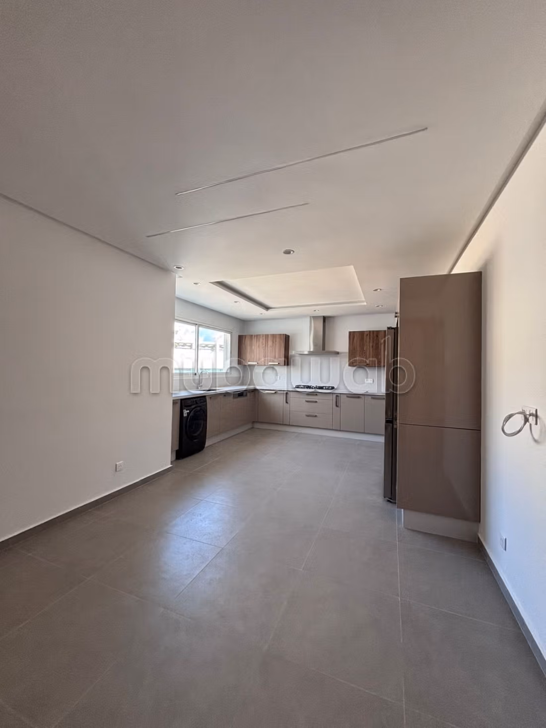 Very nice apartment for rent in Racine. 3 pleasant bedrooms. Central heating and security door.