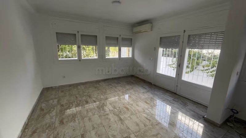 Magnifique villa à louer en Hassan Centre Ville.
Superficie 700 m².
Double vitrage et chauffage central