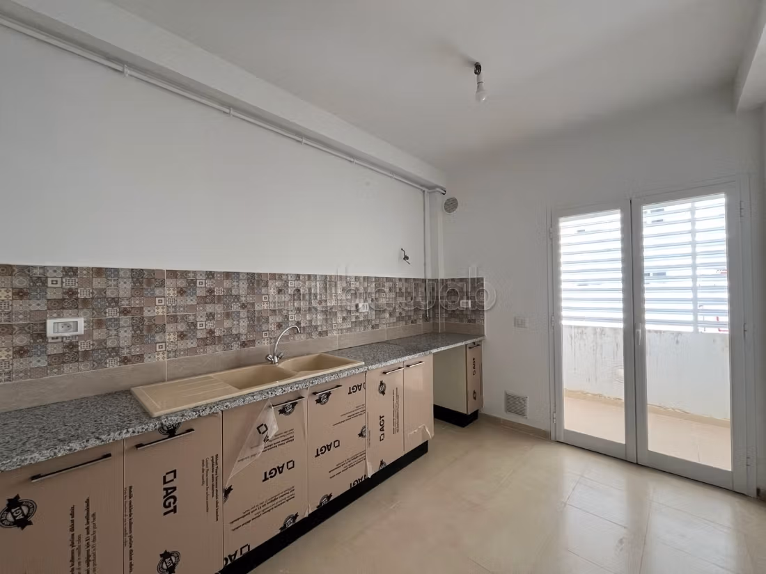 Apartment for sale in Southern Sfax. 4 comfortable bedrooms. Satellite dish, secure residence