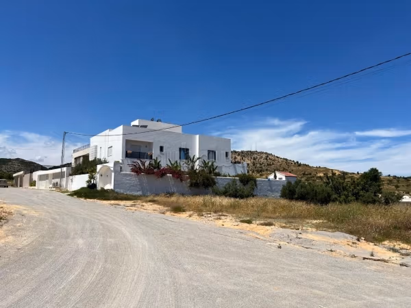 À VENDRE Terrain avec vue dégagée sur la mer