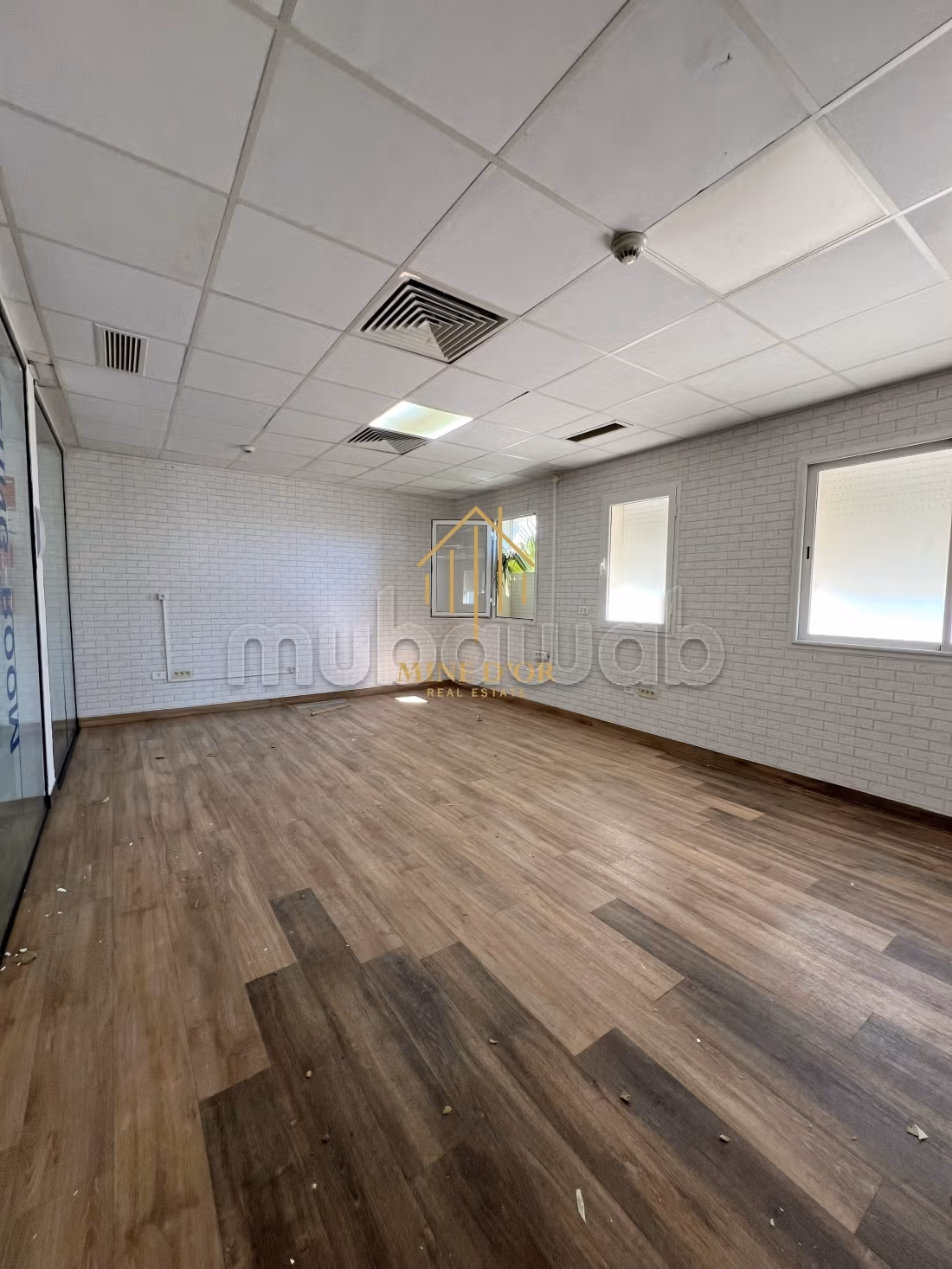Location plateau totalement rénové 330 m² à Charguia 1