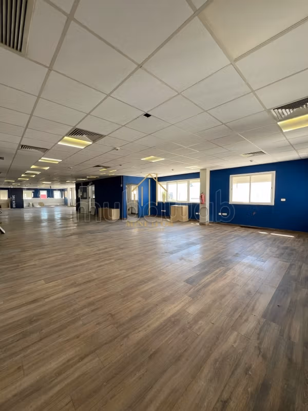 Location plateau totalement rénové 330 m² à Charguia 1