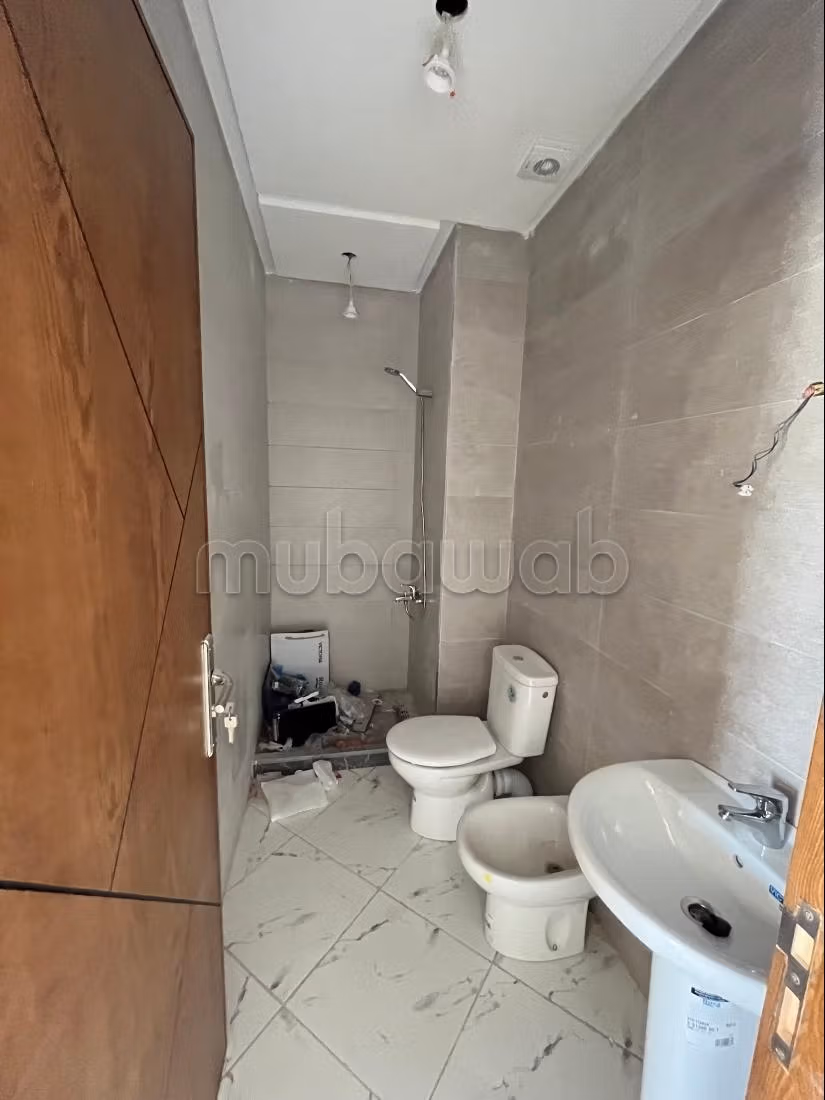 Bel appartement à louer dans le quartier Ahlan. Superficie de 70 m². Porte solide, résidence sécurisée — 4