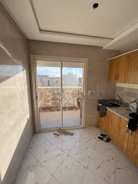 Prachtig appartement te huur in de wijk Ahlan. Oppervlakte 70 m². Sterke deur, beveiligde residentie