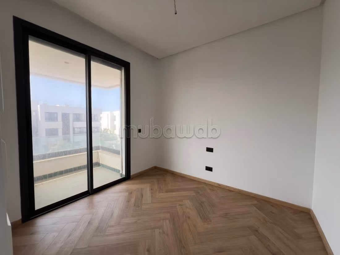 Bellissimo appartamento in affitto a Ain Diab. 3 camere confortevoli. Porta blindata, sicurezza