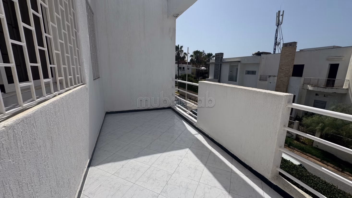 Magnifica villa in vendita a Dar Bouazza nel quartiere Nawrass. 3 camere. Terrazza e giardino