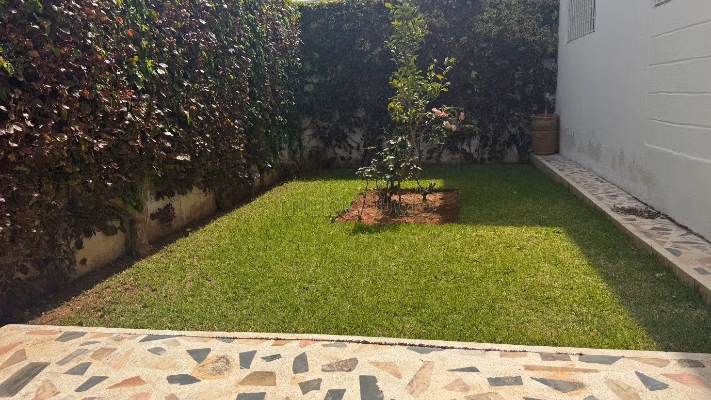 Magnifica villa in vendita a Dar Bouazza nel quartiere Nawrass. 3 camere. Terrazza e giardino