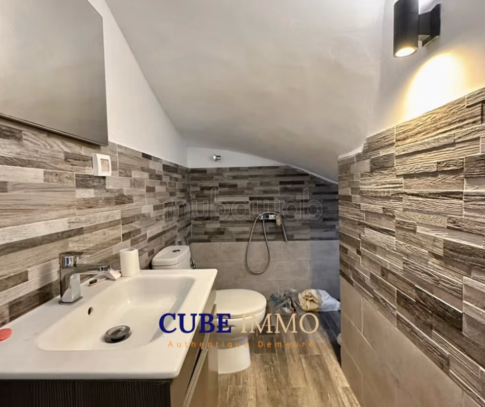 Spacious duplex with terrace and car access