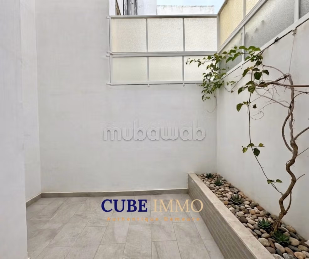 Spacious duplex with terrace and car access