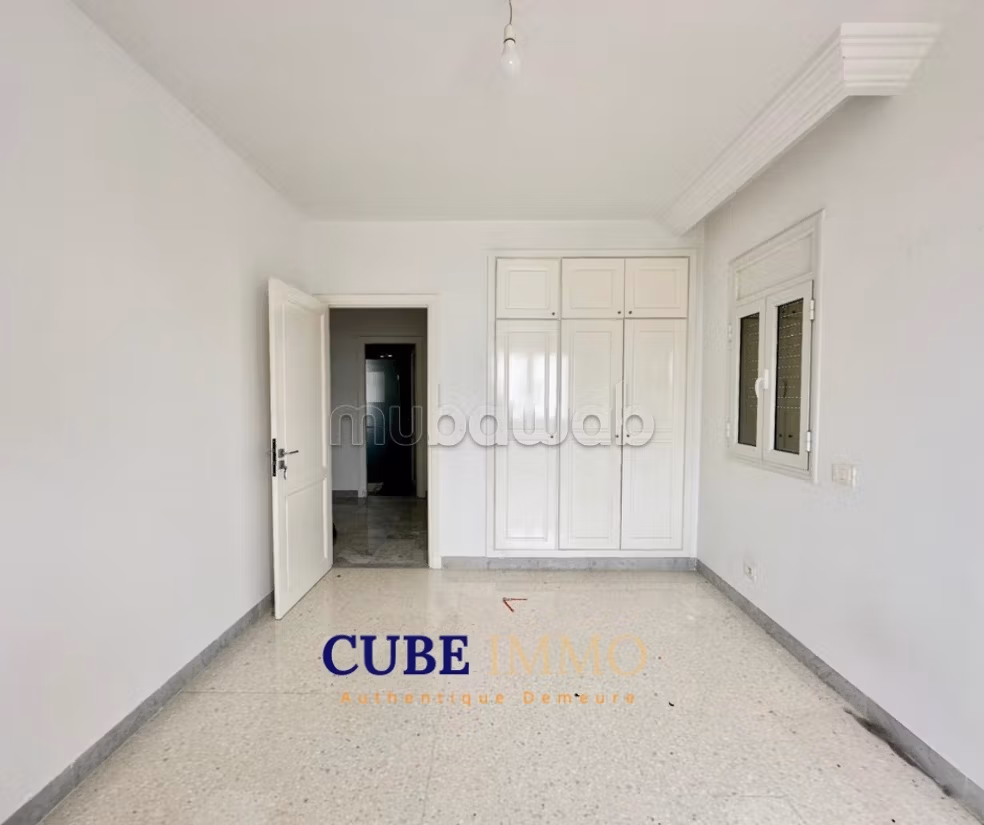 Spacious duplex with terrace and car access