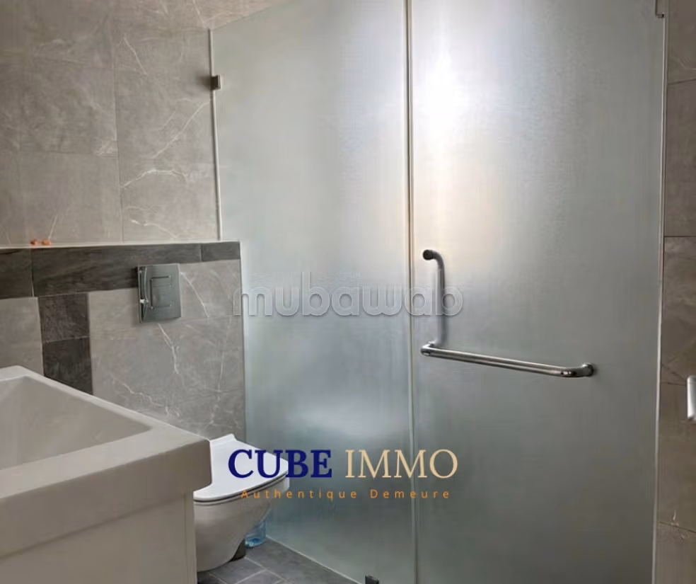 Spacious duplex with terrace and car access