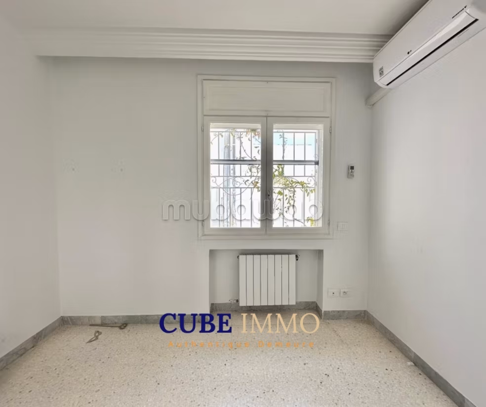 Spacious duplex with terrace and car access