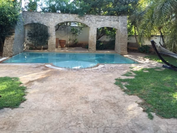 Splendide villa à vendre à Californie. 
4 chambres. 
Grande piscine
