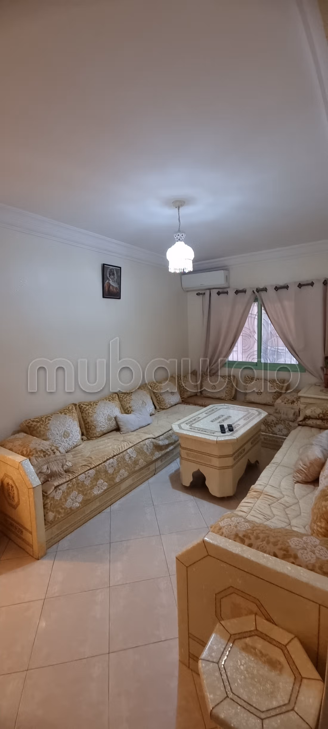 Trouvez un appartement à acheter dans le Hivernage. Petite superficie 65 m². Salon avec décoration marocaine, système de satellite général. — 2