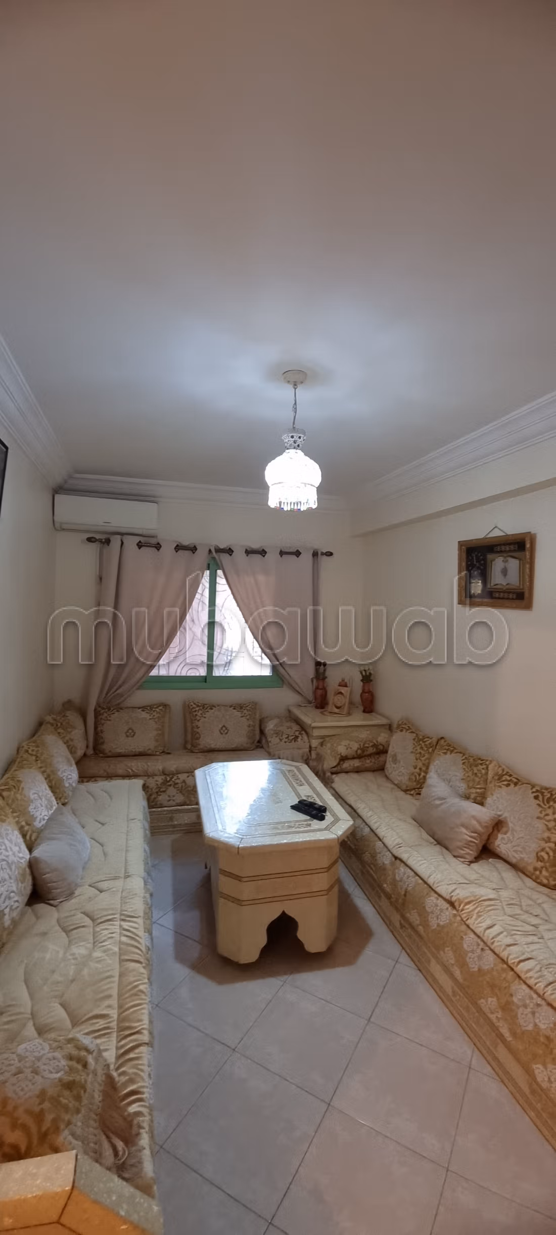 Trouvez un appartement à acheter dans le Hivernage. Petite superficie 65 m². Salon avec décoration marocaine, système de satellite général. — 3