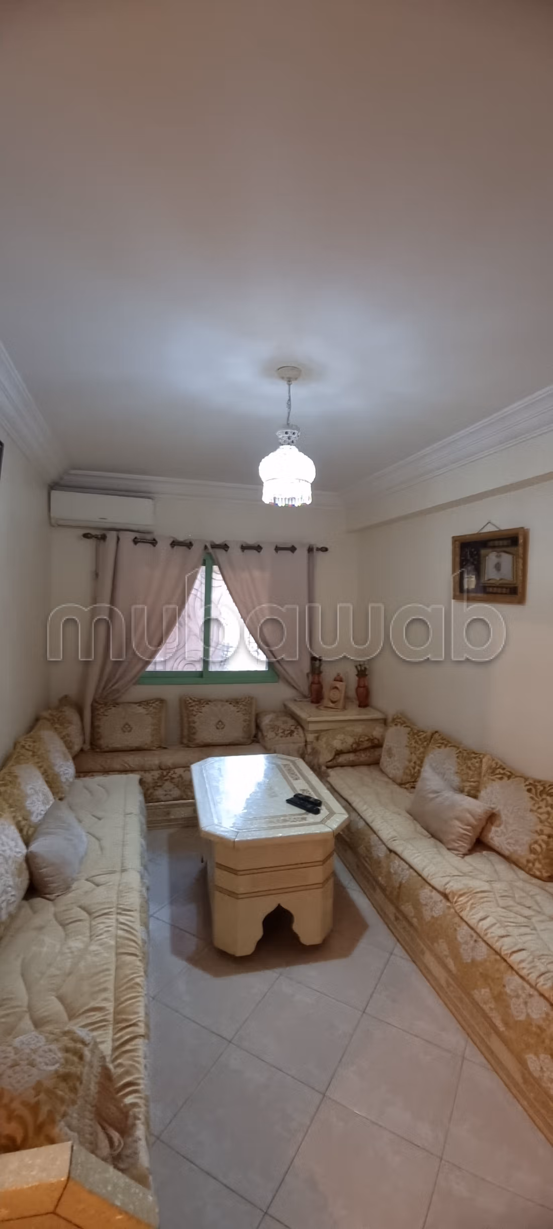 Trouvez un appartement à acheter dans le Hivernage. Petite superficie 65 m². Salon avec décoration marocaine, système de satellite général. — 4