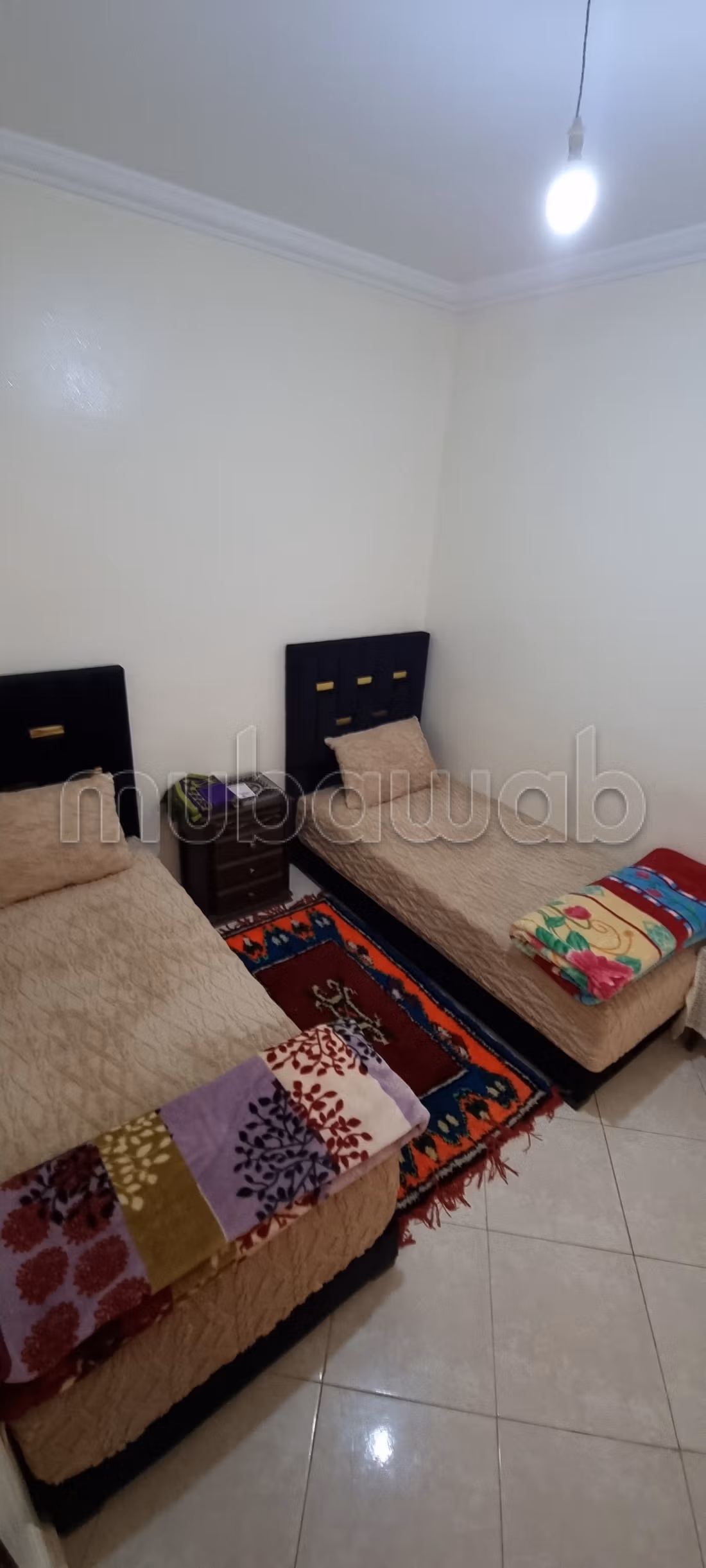Trouvez un appartement à acheter dans le Hivernage. Petite superficie 65 m². Salon avec décoration marocaine, système de satellite général. — 6