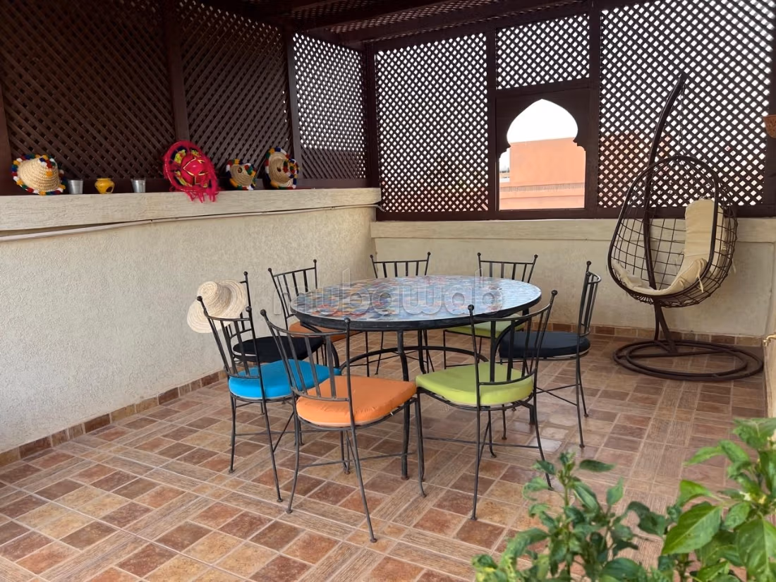 Magnifica Villa con Giardino e Piscina a Targa