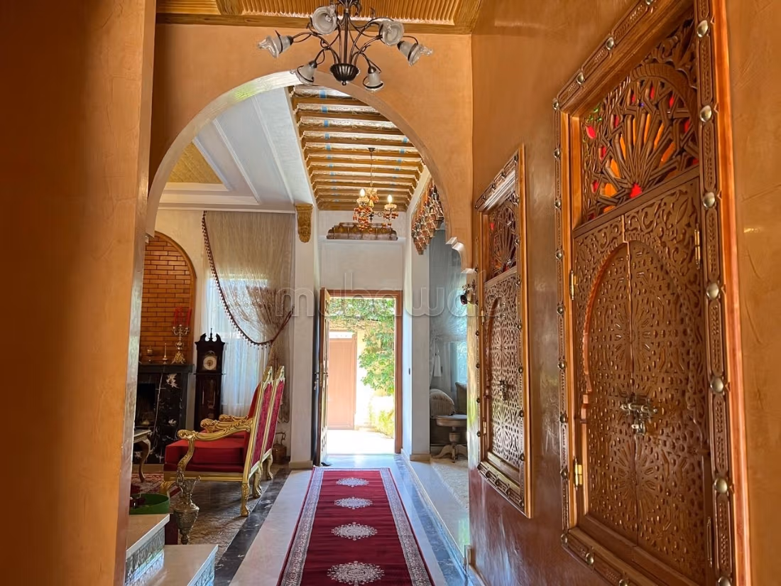 Magnifica Villa con Giardino e Piscina a Targa