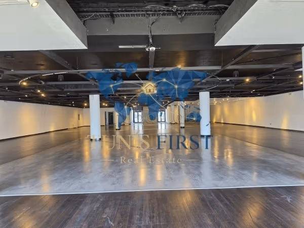 A louer local commercial de 1600m² sur 2 niveaux