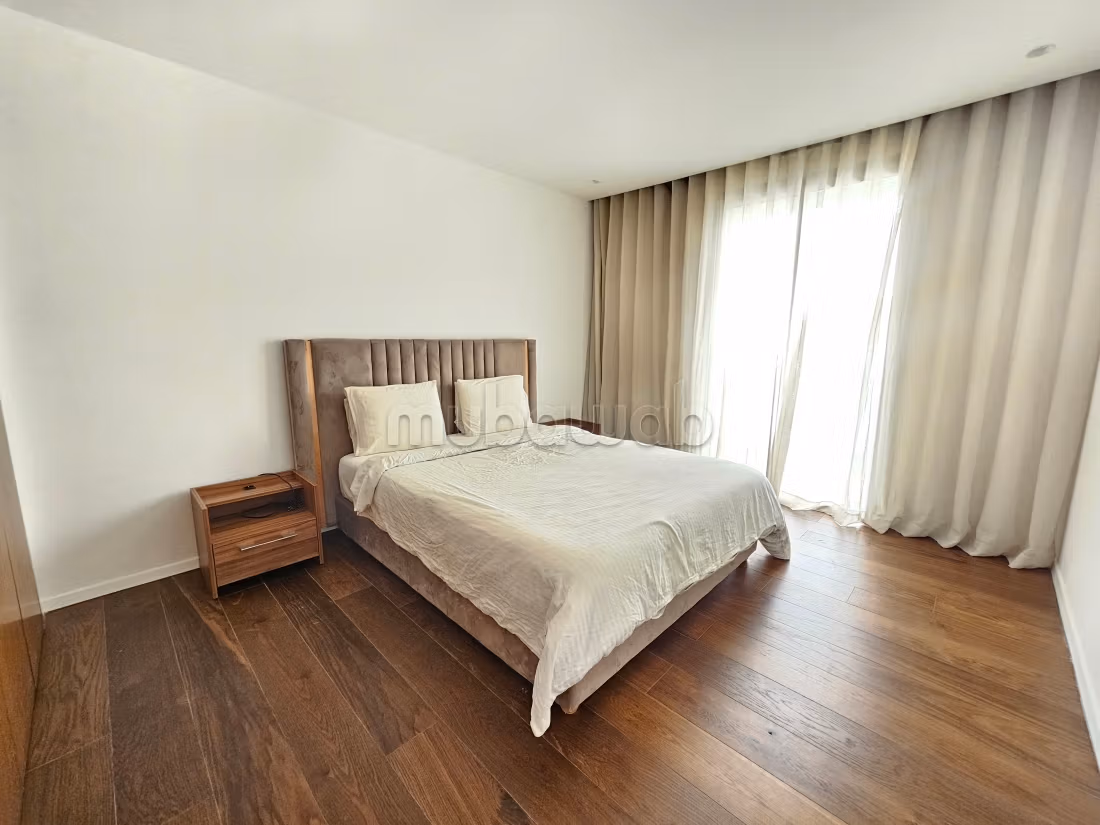 Pretty studio on high floor