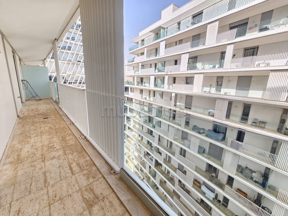 Pretty studio on high floor