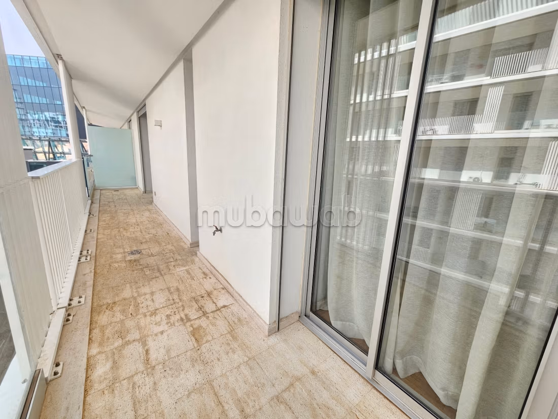 Pretty studio on high floor