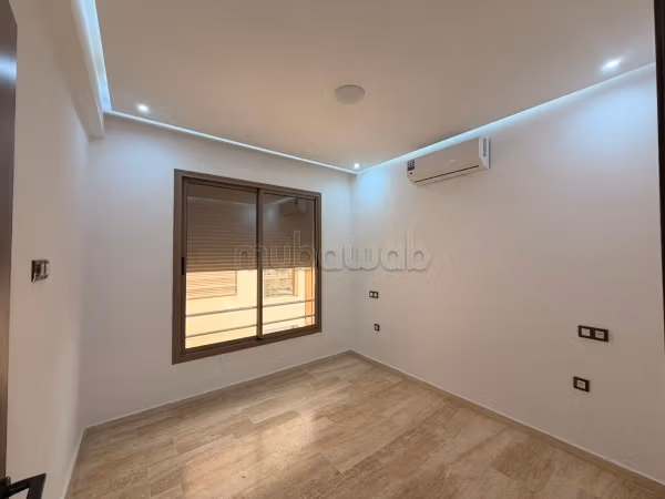 Bel appartamento vuoto di 02 camere da letto in affitto Victor