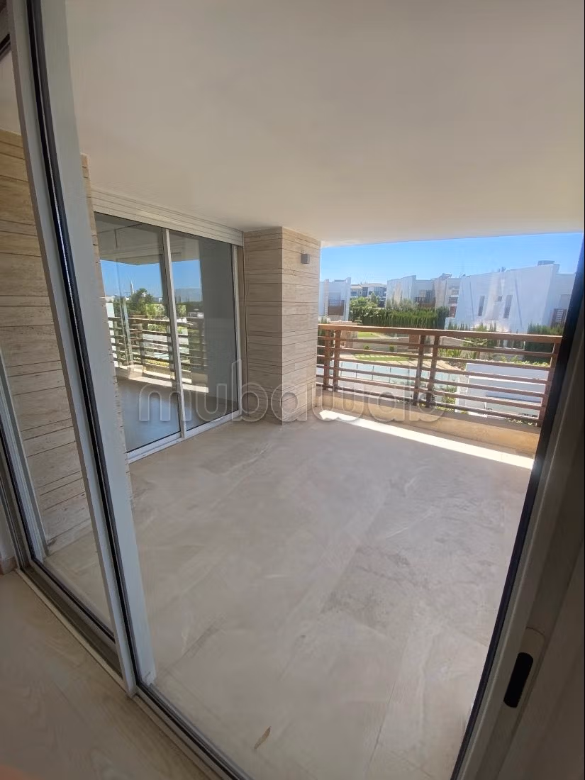Villa de luxe à louer à Ville Verte.
Surface de 350 m².
Climatisation et piscine