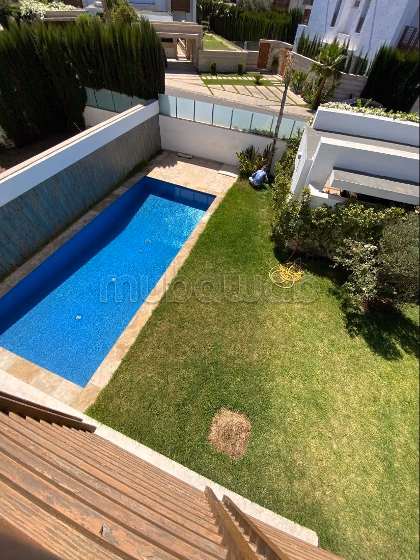 Villa de luxe à louer à Ville Verte.
Surface de 350 m².
Climatisation et piscine