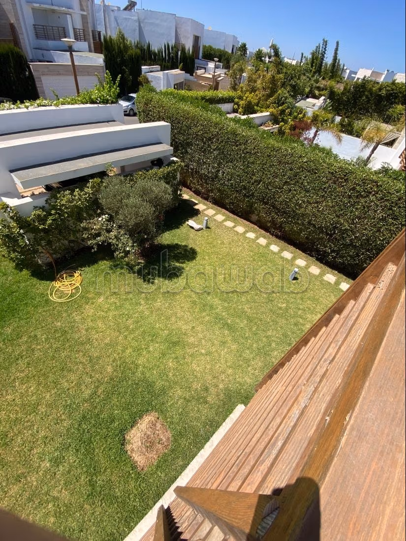 Villa de luxe à louer à Ville Verte.
Surface de 350 m².
Climatisation et piscine