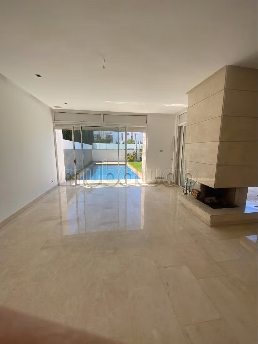 Villa de luxe à louer à Ville Verte.
Surface de 350 m².
Climatisation et piscine