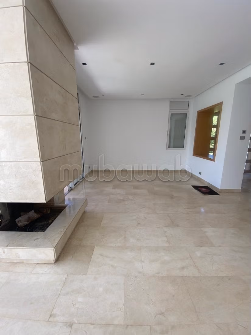 Villa de luxe à louer à Ville Verte.
Surface de 350 m².
Climatisation et piscine
